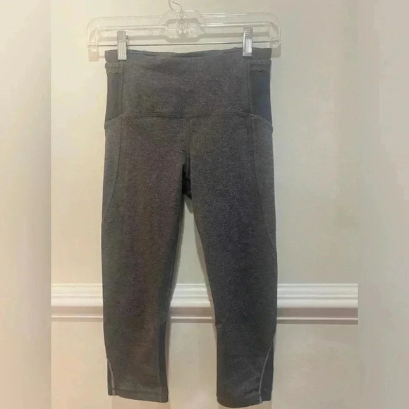 Lululemon Wunder Under Crops Size 4 - Picture 1 of 4